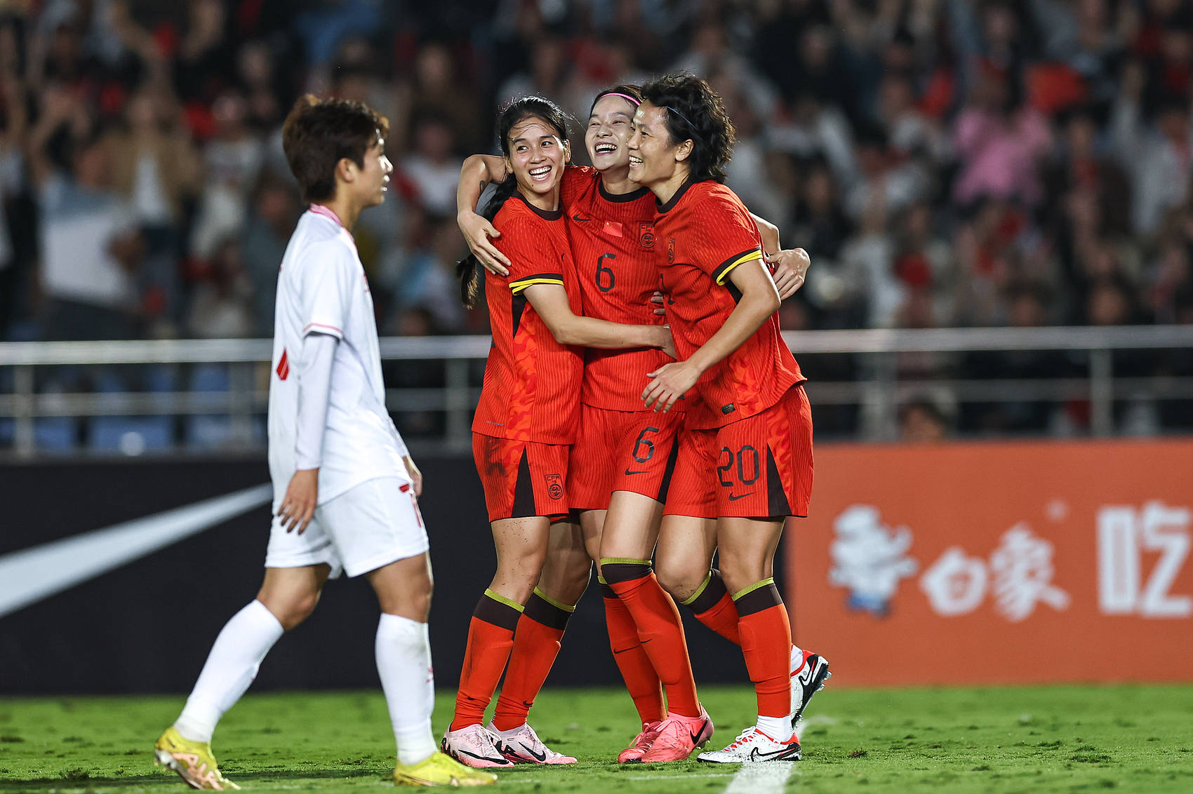 邀请赛-张馨破门对手送乌龙 中国女足2-0越南两连胜夺冠