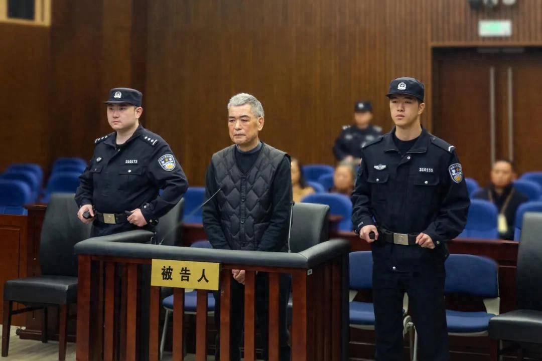 受贿4619万余元，上海市浦东新区高东镇原镇长黄建忠受审