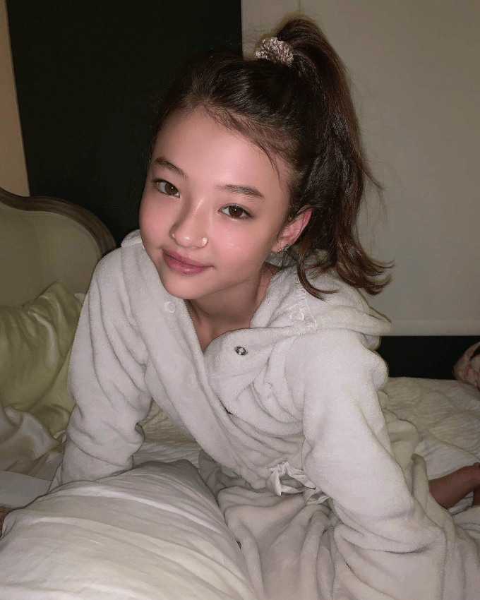 德韩混血造就“人间颜值奇迹”，被誉为小Jennie的Ella Gross出道即巅峰！