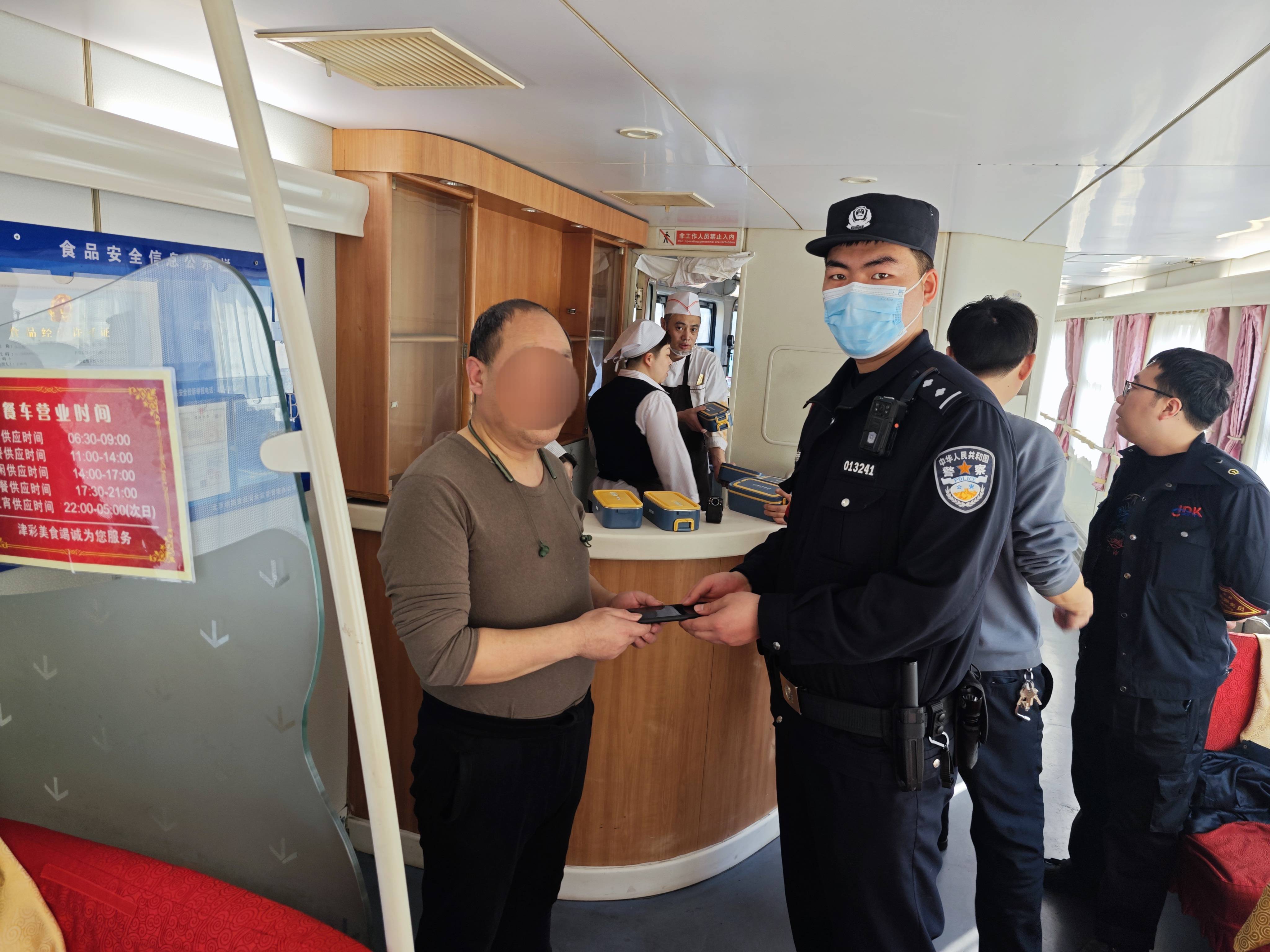 乘警“手机背包”两手抓 旅客安心零牵挂