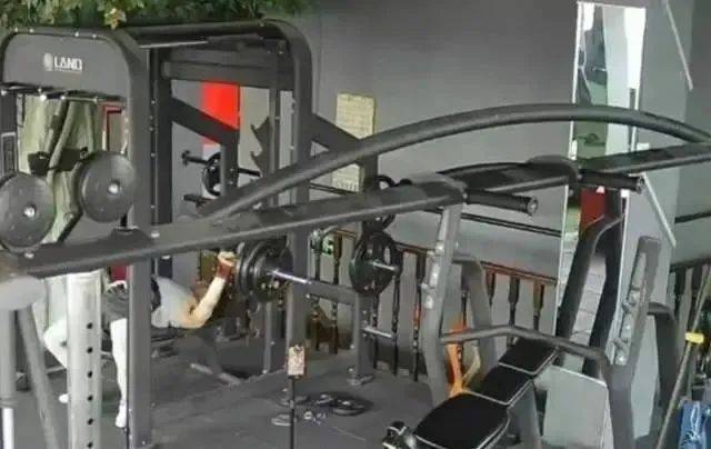 悲剧！举重冠军被杠铃压脖身亡