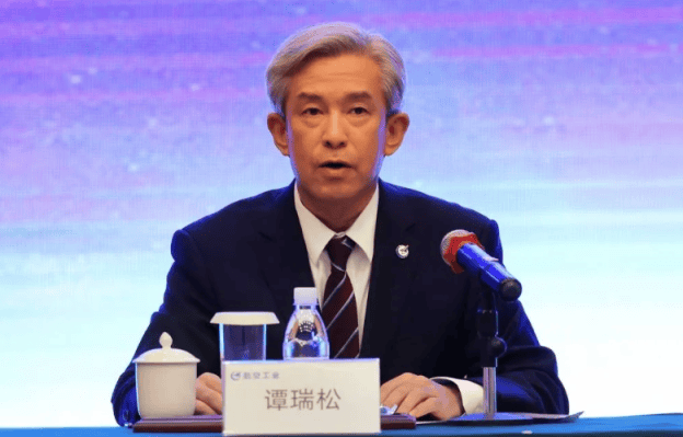 中央批准，开除谭瑞松、曹兴信党籍