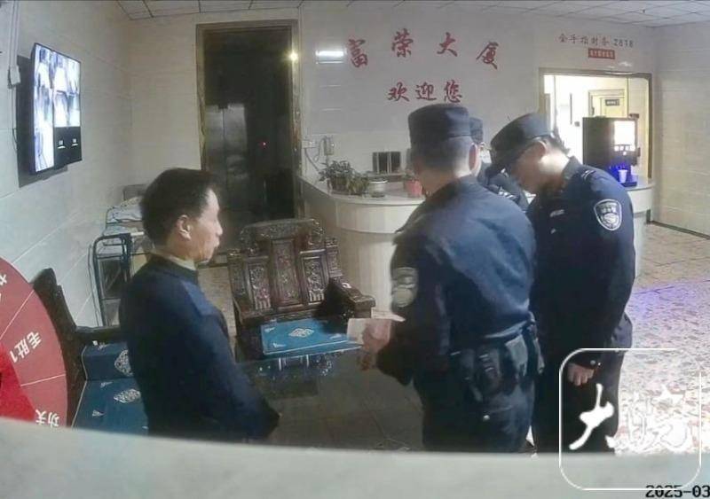 合肥一保洁员在垃圾桶捡到10万元现金后报警：不是自己的钱，再多都不能要