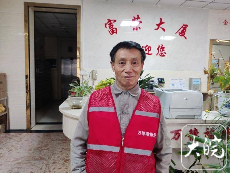 合肥一保洁员在垃圾桶捡到10万元现金后报警：不是自己的钱，再多都不能要