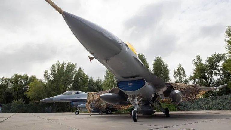 乌克兰空军F-16战斗机终破金身，俄军使用武器存疑