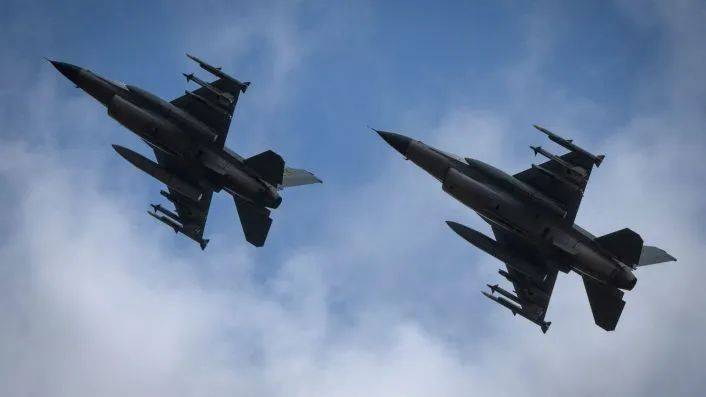 乌克兰空军F-16战斗机终破金身，俄军使用武器存疑