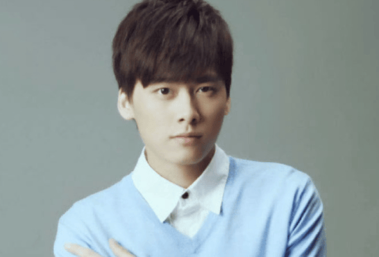38岁李易峰泰国复出！曼谷演唱会跪地哽咽，网友：这也能洗白？