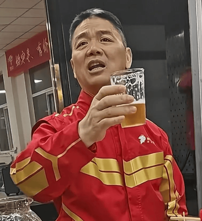 刘强东老家餐饮协会发倡议力挺京东外卖！餐馆挂横幅支持